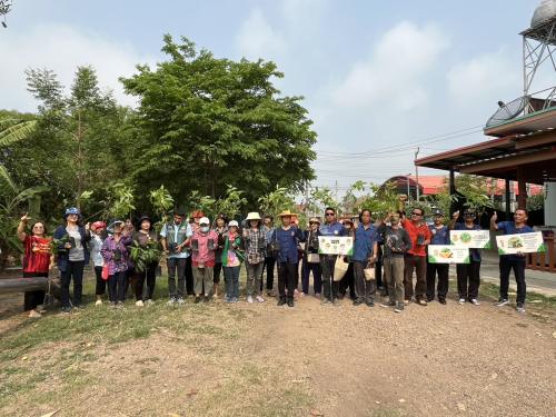 การขยายผลการน้อมนำหลักปรัชญาของเศรษฐกิจพอเพียง สู่ครัวเรือนโดยรอบศูนย์เรียนรู้การพัฒนาคุณภาพชีวิต ตามหลักทฤษฎีใหม่ ประยุกต์สู่ “โคก หนอง นา”