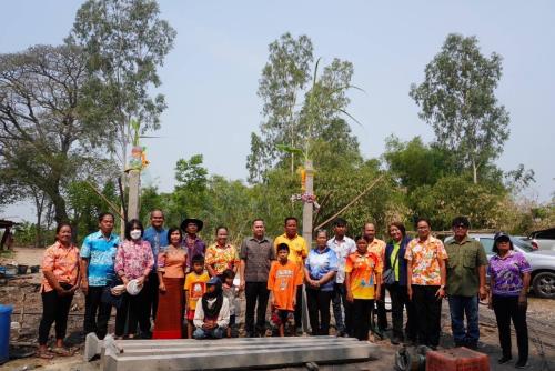 พช.กรุงเก่า ร่วมพิธียกเสาเอก ครัวเรือนนายสมศักดิ์ สิงหะนาม ม.6 ต.เสนา อ.อุทัย ครัวเรือนเป้าหมายที่ได้รับบ้านห่วงใย จากใจ GLO